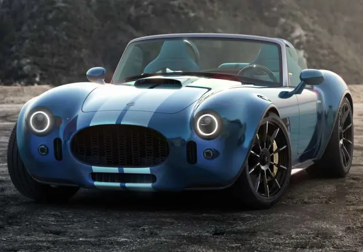 Błękitny Shelby Cobra z pasami, zjawiskowy wygląd. Marzysz o takim? Sprawdź shelby cobra cena i spełnij marzenie!