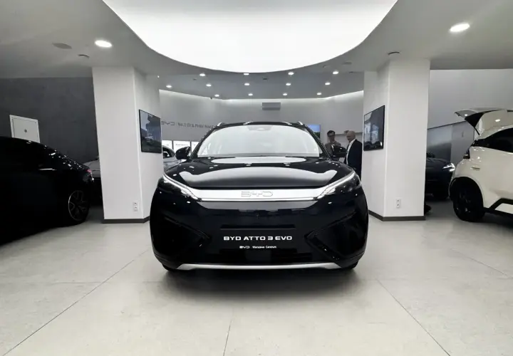 Czarny BYD Atto 3 EVO w salonie. Sprawdź atrakcyjną byd atto 3 cena i wybierz swój nowy samochód elektryczny.