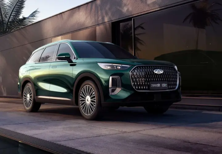 Zielony Chery Tiggo 9 Plug-in Hybrid prezentuje się elegancko. Sprawdź jego cenę i możliwości.