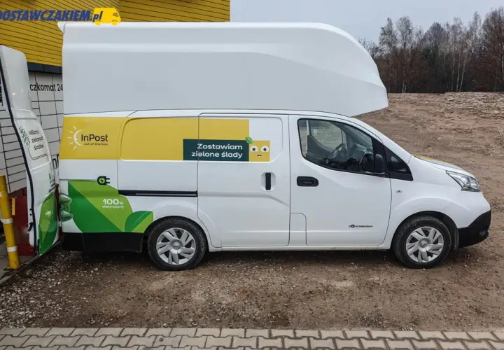 Biały Nissan e-NV200 InPost z hasłem "Zostawiam zielone ślady" i grafiką liścia.