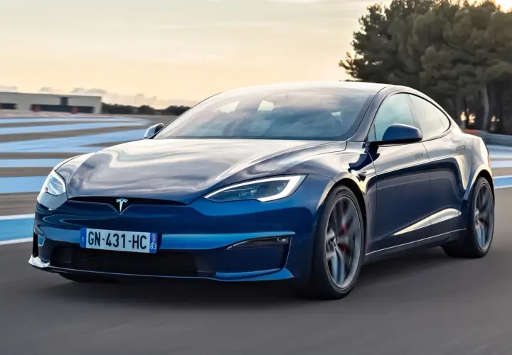 Niebieski Tesla Model S na torze wyścigowym. Sprawdź aktualną tesla cena i osiągi tego elektrycznego cudu.