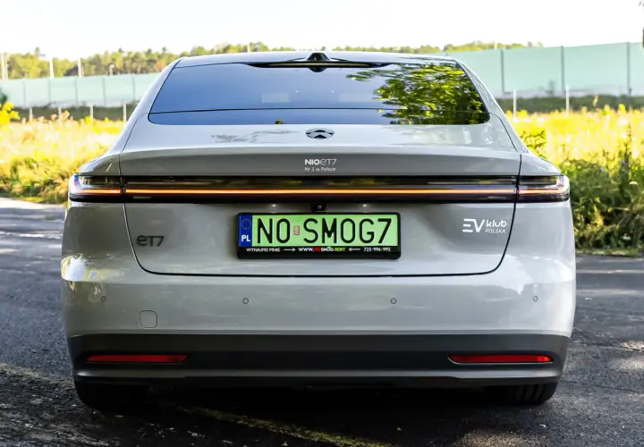 Tył eleganckiego NIO ET7 z tablicą "NO SMOG7" i napisem "Nr 1 w Polsce".