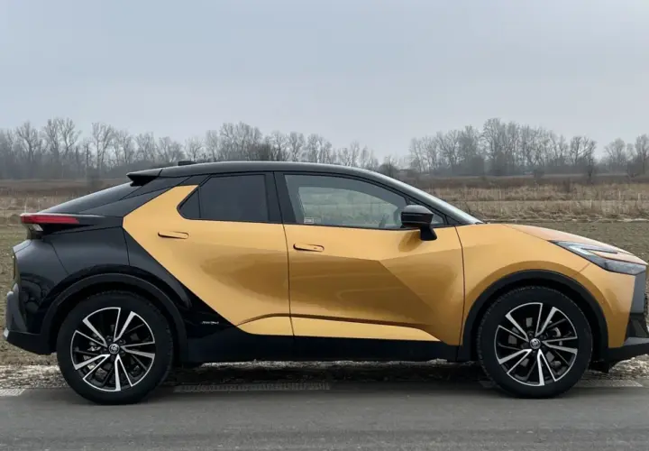 Nowy Toyota C-HR w dwukolorowym malowaniu, złoto-czarnym. Sprawdź jego atrakcyjną cenę i zamów jazdę próbną!