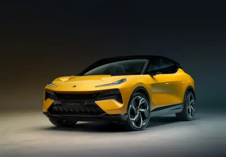 Żółty Lotus Eletre, elektryczny SUV o futurystycznym designie, prezentuje swoje sportowe linie na ciemnym tle.
