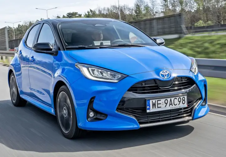 Niebieski Toyota Yaris 2020 na drodze. Sprawdź atrakcyjną toyota yaris 2020 cena i wybierz swój wymarzony model.