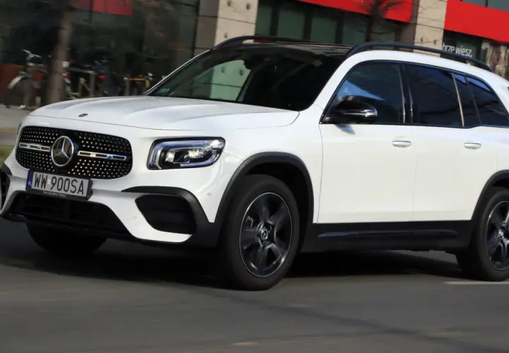 Biały Mercedes-Benz GLB na drodze. Sprawdź aktualną mercedes glb cena i możliwości tego SUV-a.