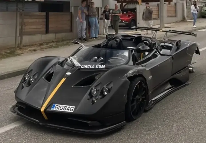 Czarny Pagani Zonda z żółtym pasem, uszkodzony po wypadku. Cena takiego cacka jest astronomiczna.