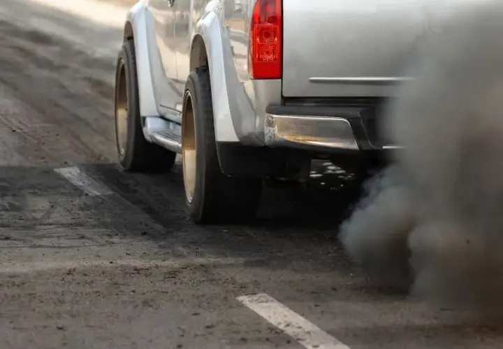 Dlaczego diesel kopci przy przyspieszaniu? Oto najczęstsze przyczyny