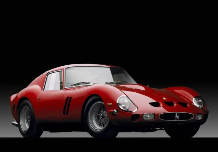 Czerwone Ferrari 250 GTO, ikona motoryzacji. Jego cena na aukcjach osiąga astronomiczne kwoty, świadcząc o legendarnym statusie.
