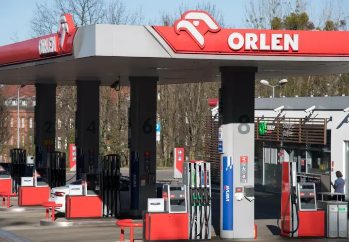 Ile zarabia pracownik Orlenu? Zaskakujące różnice w wynagrodzeniach