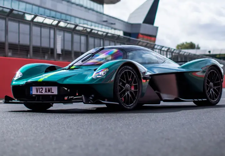 Zielony Aston Martin Valkyrie na torze wyścigowym. Cena tego cacka jest astronomiczna, ale widok zapiera dech w piersiach.