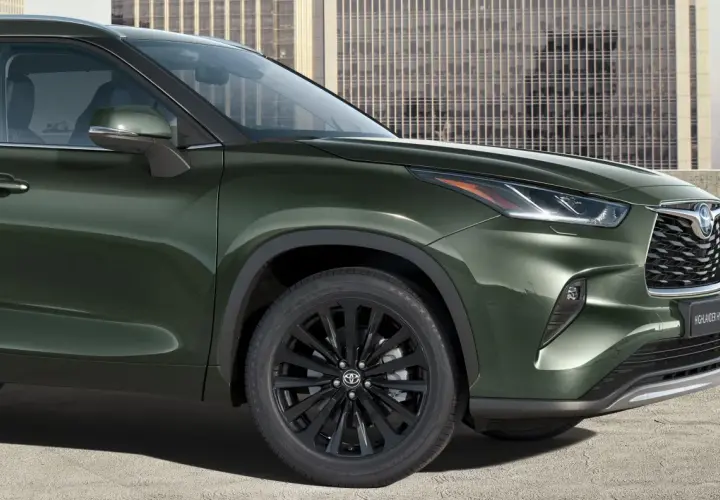 Zielony Toyota Highlander Hybrid z czarnymi felgami. Sprawdź atrakcyjną toyota highlander cena.