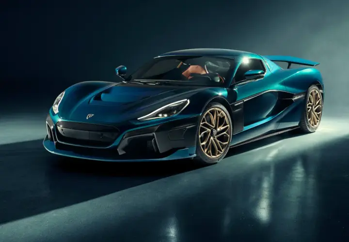 Niebieski Rimac Nevera z złotymi felgami, symbol luksusu i innowacji. Jego cena odzwierciedla wyjątkowość.