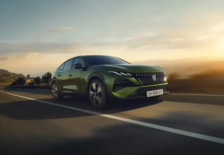 Nowy zielony Peugeot 408 na drodze. Sprawdź atrakcyjną peugeot 408 cena i wybierz swój wymarzony samochód.
