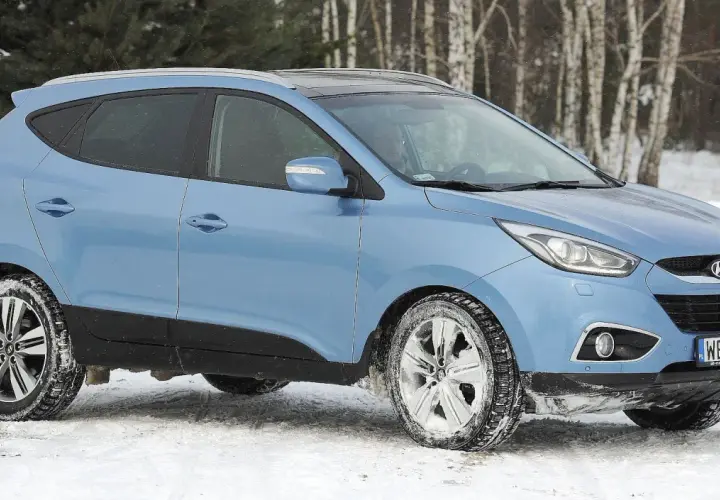 Niebieski Hyundai ix35 na śniegu. Zima nie wpływa znacząco na jego hyundai ix35 spalanie, nawet w trudnych warunkach.