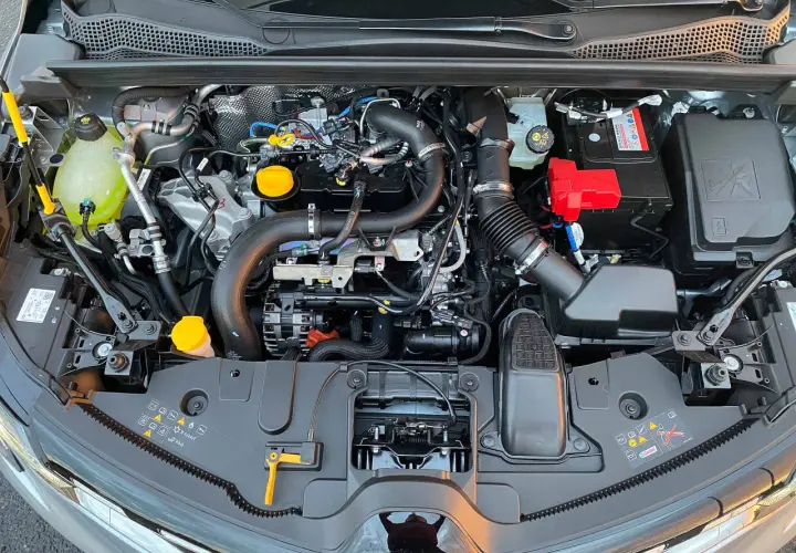 Silnik Renault Captur. Zastanawiasz się, jaki silnik wybrać? Tutaj widzisz jego serce, gotowe do drogi.