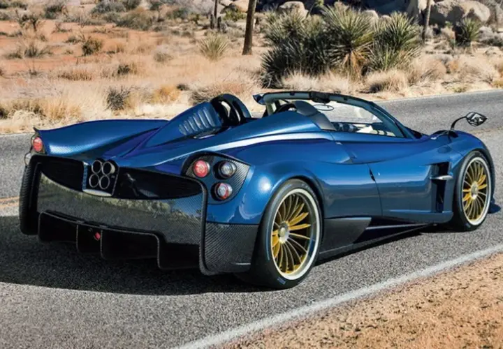 Niebieski Pagani Huayra Roadster na pustynnej drodze. Zastanawiasz się nad pagani huayra cena? To marzenie wielu.