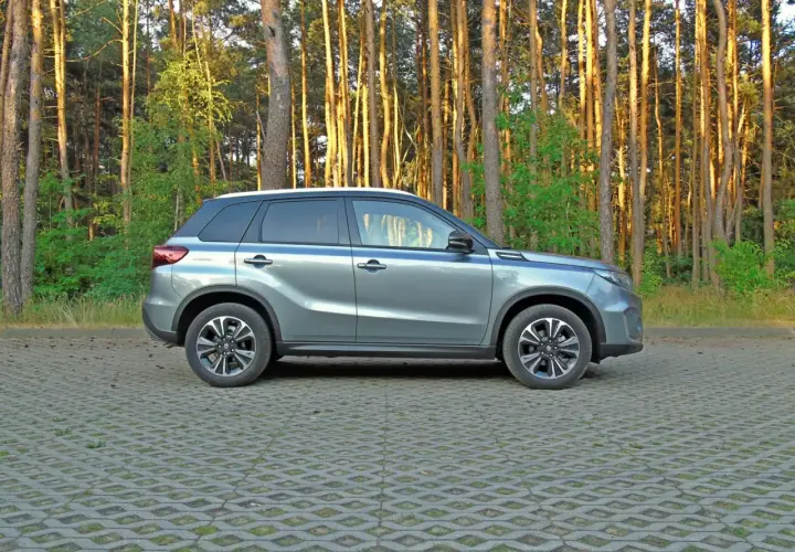 Szary Suzuki Vitara na tle lasu. Sprawdź atrakcyjną suzuki vitara cena i wybierz swój wymarzony model.