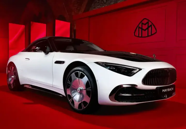 Elegancki biały Maybach na czerwonym tle. Zastanawiasz się, ile kosztuje Maybach? To luksusowa wizytówka.