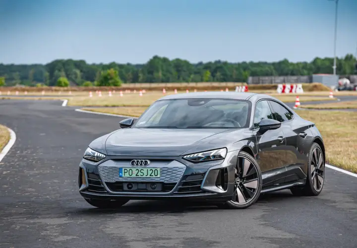 Szary Audi e-tron GT na torze wyścigowym, gotowy do jazdy.
