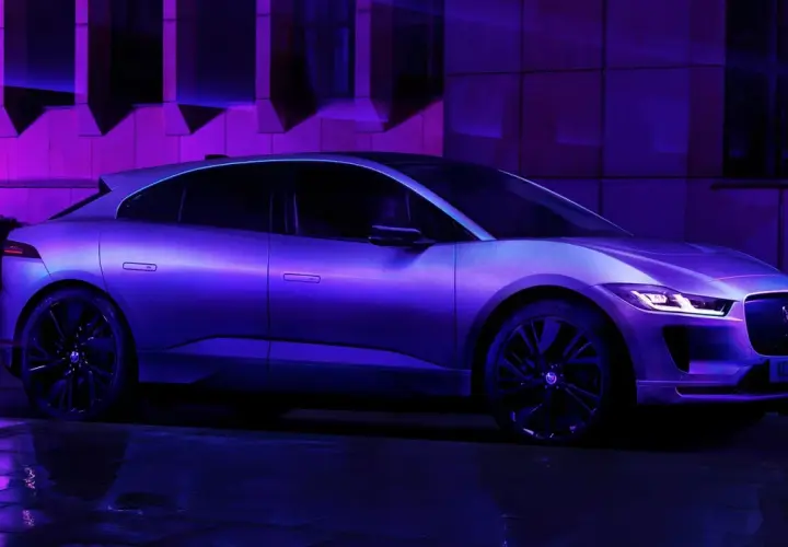 Elegancki Jaguar I-PACE w fioletowym świetle, gotowy do dynamicznej jazdy.