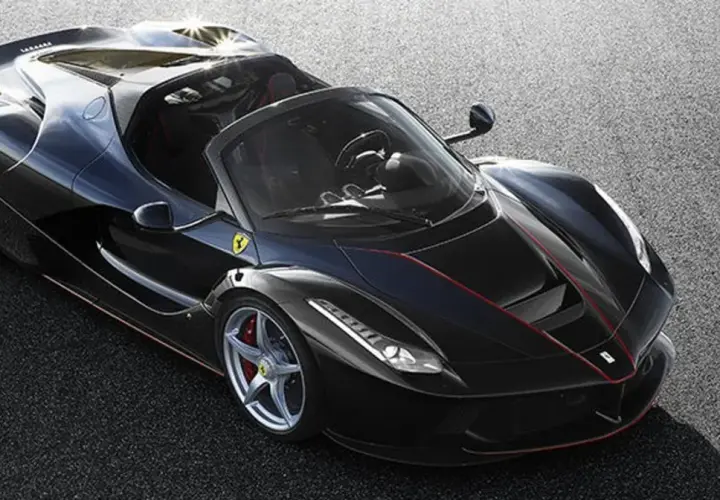 Czarny LaFerrari Aperta na asfalcie. Marzenie o osiągach i luksusie, którego laferrari cena jest odzwierciedleniem.