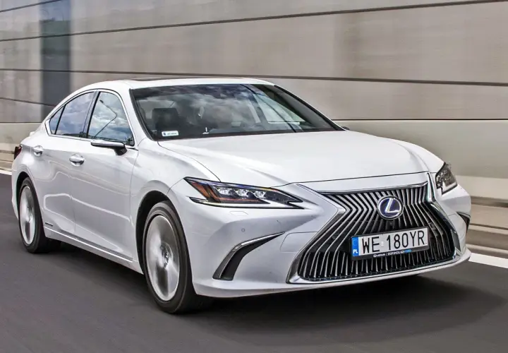 Biały Lexus ES na drodze. Sprawdź aktualną lexus es cena i wybierz swój wymarzony model.