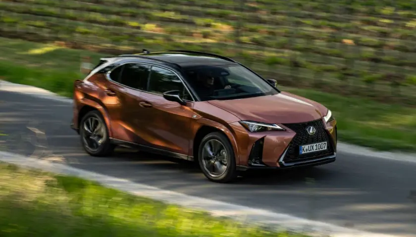 Miedziany Lexus UX pędzi po krętej drodze. Sprawdź, jaka jest jego lexus ux cena i możliwości.