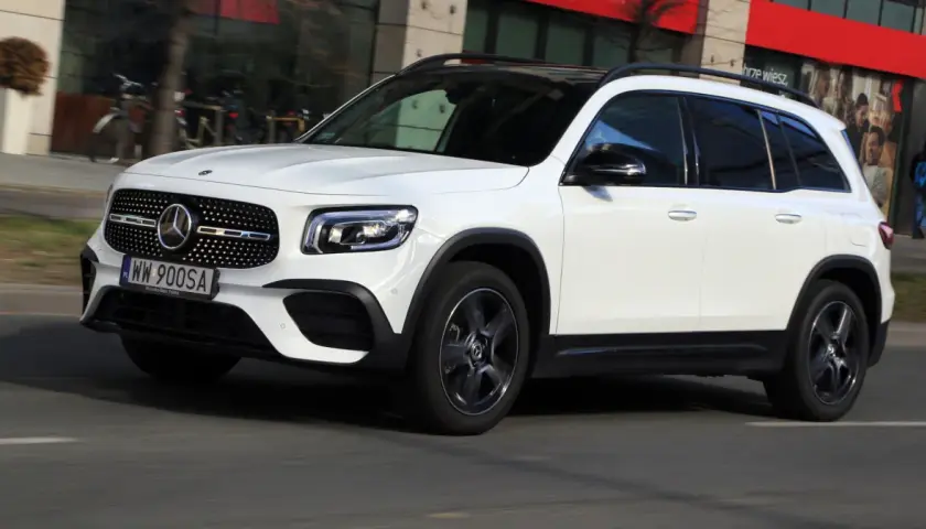 Biały Mercedes-Benz GLB na drodze. Sprawdź aktualną mercedes glb cena i możliwości tego SUV-a.