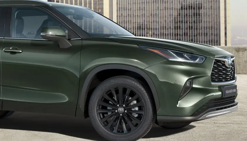 Zielony Toyota Highlander Hybrid z czarnymi felgami. Sprawdź atrakcyjną toyota highlander cena.