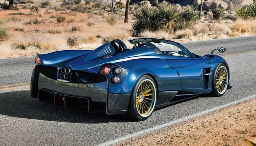 Niebieski Pagani Huayra Roadster na pustynnej drodze. Zastanawiasz się nad pagani huayra cena? To marzenie wielu.