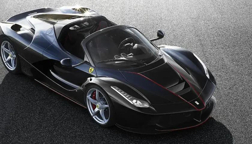 Czarny LaFerrari Aperta na asfalcie. Marzenie o osiągach i luksusie, którego laferrari cena jest odzwierciedleniem.