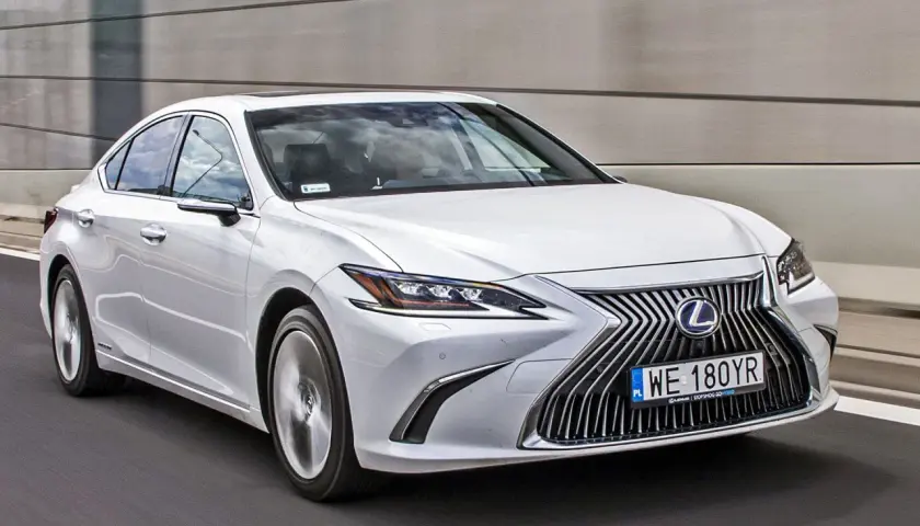 Biały Lexus ES na drodze. Sprawdź aktualną lexus es cena i wybierz swój wymarzony model.