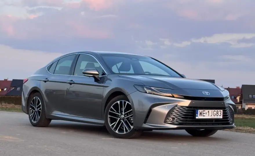 Toyota Camry 2,5 Hybrid - duży sedan, który wciąż ma sens?
