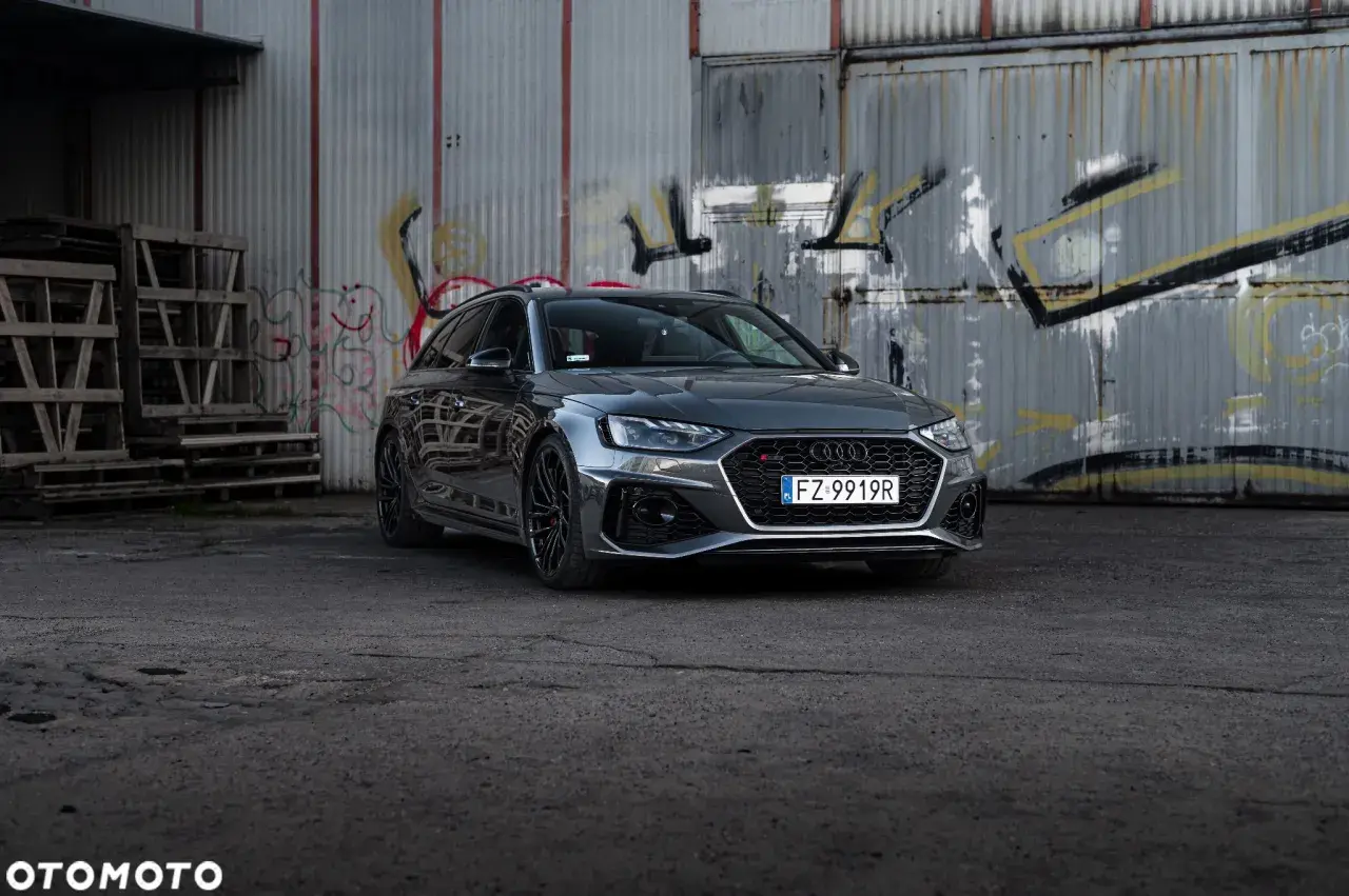 Szary Audi RS4 Avant na tle zniszczonej ściany z graffiti. Sprawdź aktualną audi rs4 cena.