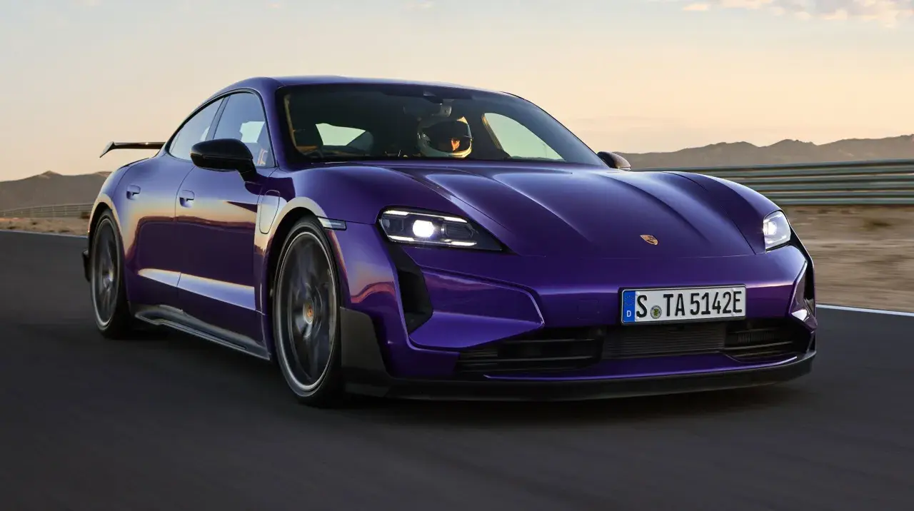 Fioletowy Porsche Taycan pędzi po torze. Zastanawiasz się nad porsche taycan cena? Ten elektryczny supersamochód zachwyca osiągami i designem.