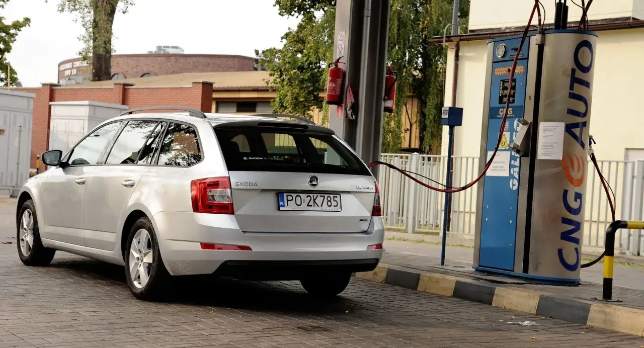 Srebrne kombi Skoda Octavia tankuje gaz CNG. To ekologiczne paliwo, które odpowiada na pytanie: lpg co to?