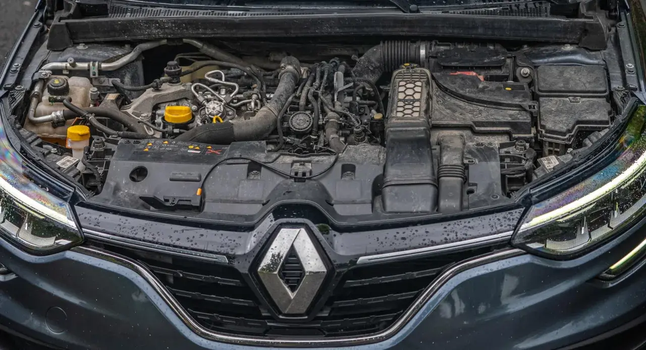 Silnik Renault Megane 4. Zastanawiasz się, jaki silnik wybrać? Ten widok pod maską może pomóc w podjęciu decyzji.