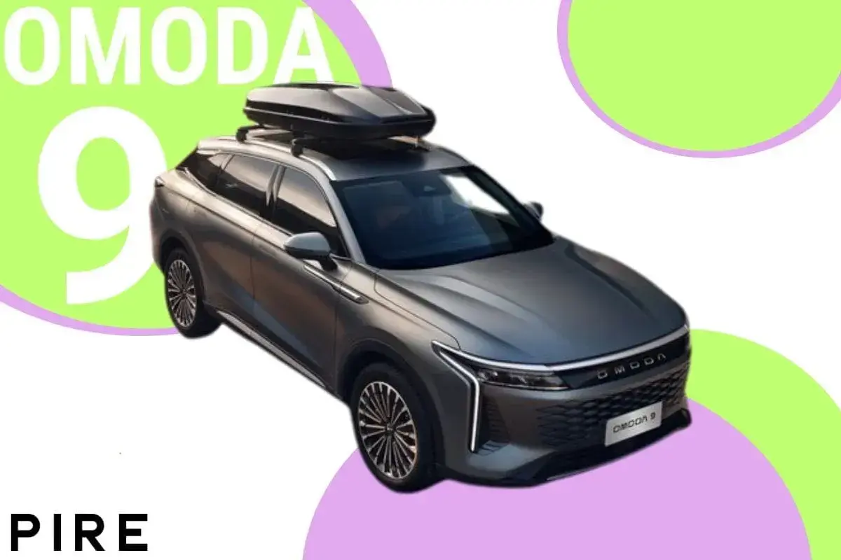 Szary suv elektryczny OMODA 9 z boxem dachowym, gotowy na podróż.