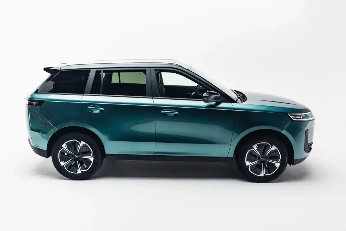 Nowy Jaecoo 5 cena: stylowy, zielony SUV z nowoczesnymi felgami, gotowy na każdą drogę.