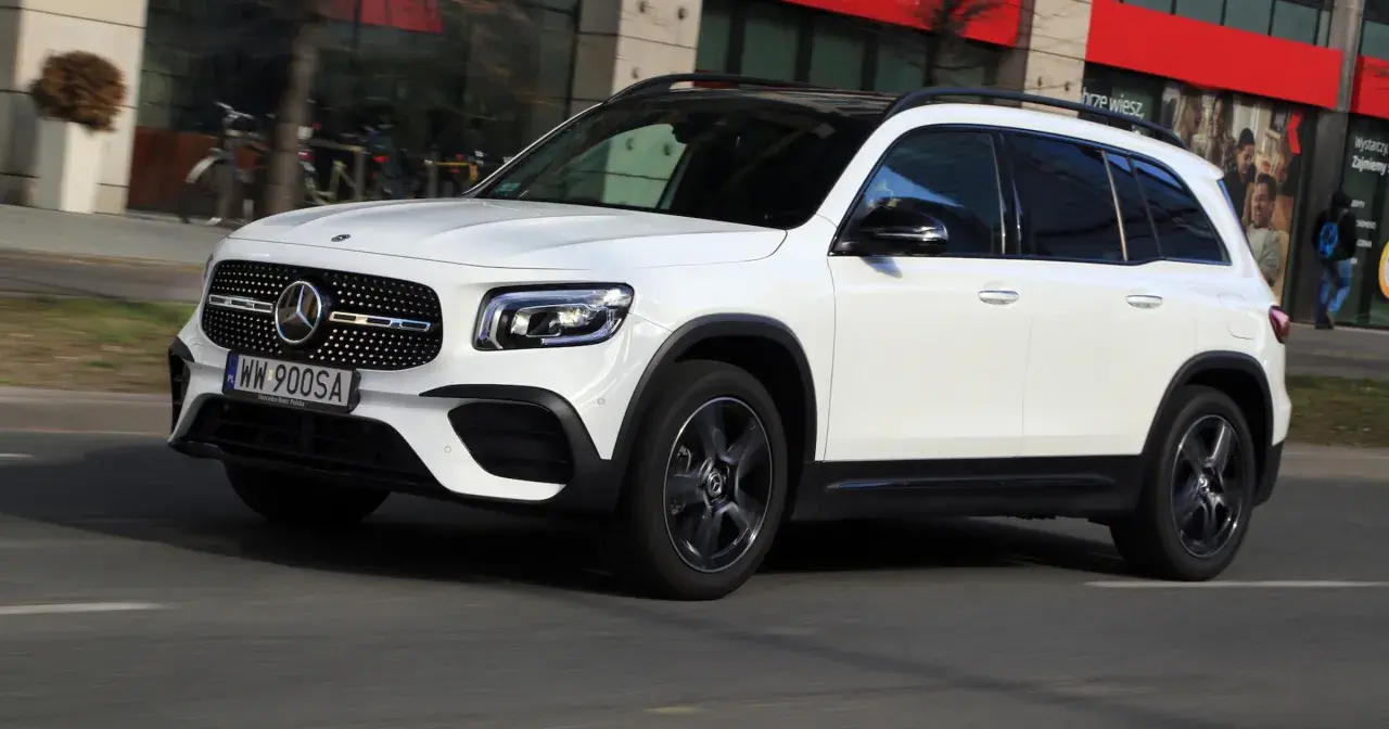 Biały Mercedes-Benz GLB na drodze. Sprawdź aktualną mercedes glb cena i możliwości tego SUV-a.