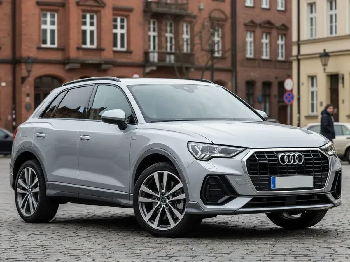 Srebrne Audi Q3 na brukowanej ulicy. Sprawdź atrakcyjną audi q3 cena i wybierz swój wymarzony SUV.