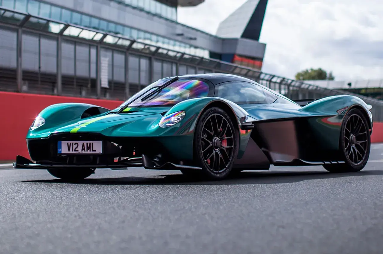 Zielony Aston Martin Valkyrie na torze wyścigowym. Cena tego cacka jest astronomiczna, ale widok zapiera dech w piersiach.