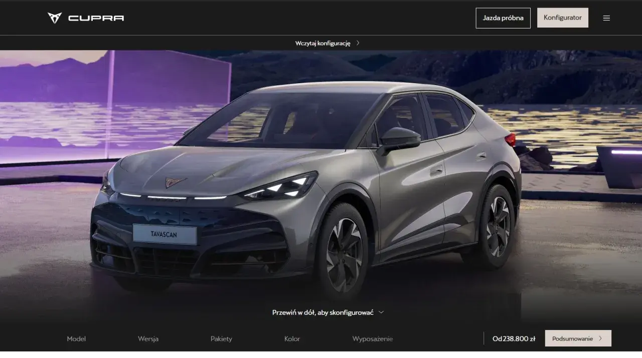 Nowy, elektryczny Tavascan Cupra prezentuje się dynamicznie na tle nowoczesnej architektury.