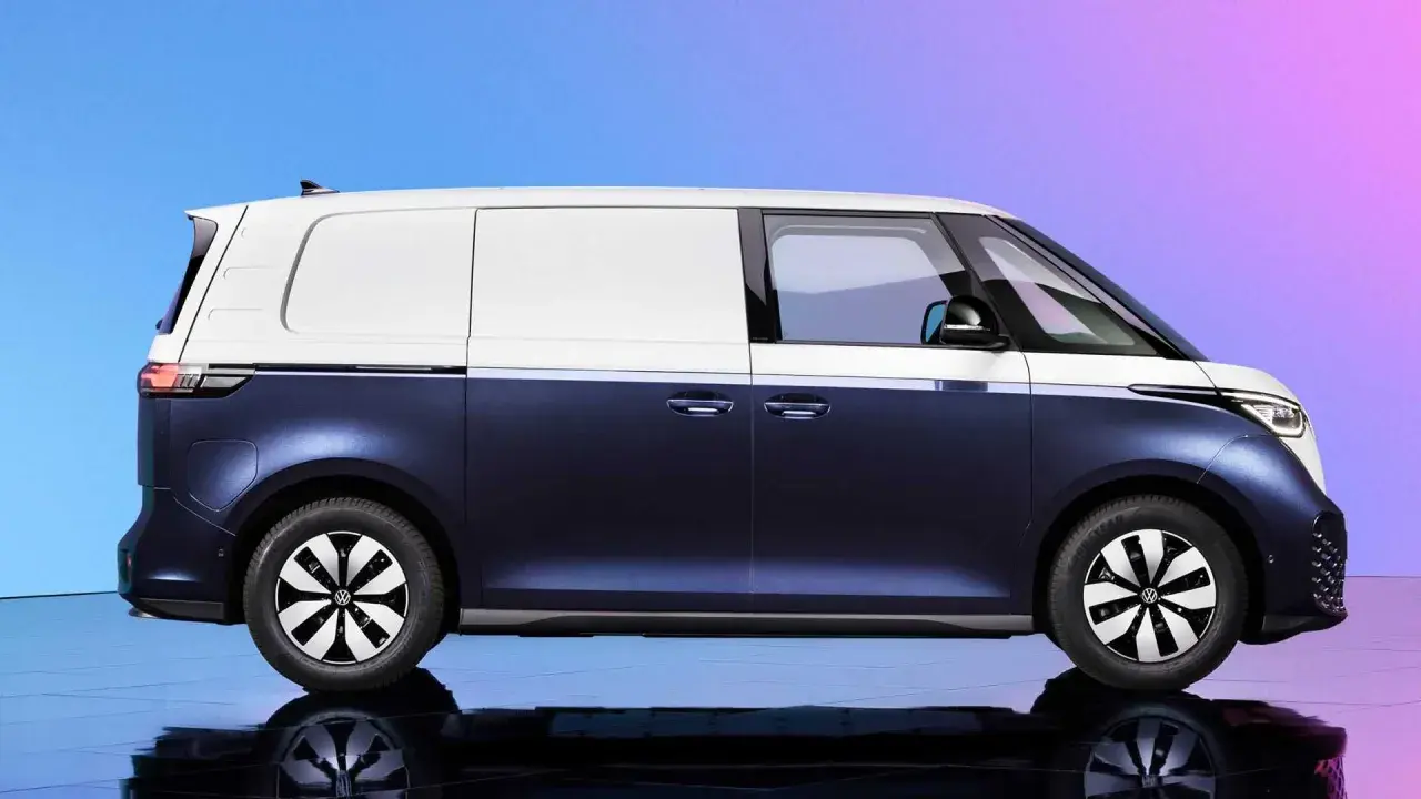 Nowy VW ID. Buzz w dwukolorowym malowaniu – granatowy dół i biała góra. Idealny do miejskich podróży i transportu.