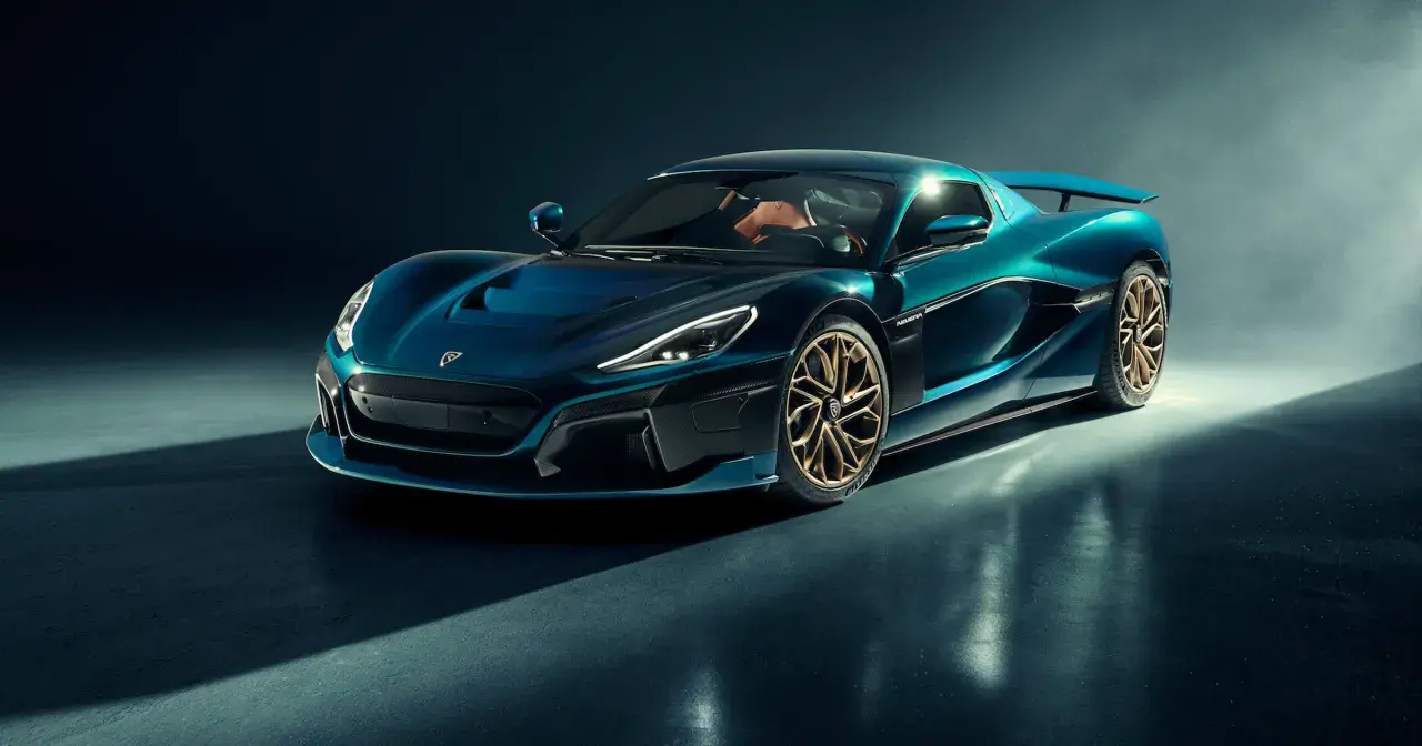 Niebieski Rimac Nevera z złotymi felgami, symbol luksusu i innowacji. Jego cena odzwierciedla wyjątkowość.