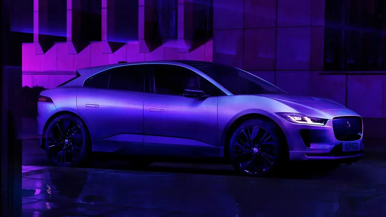 Elegancki Jaguar I-PACE w fioletowym świetle, gotowy do dynamicznej jazdy.