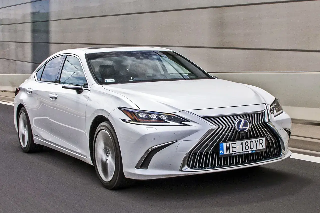 Biały Lexus ES na drodze. Sprawdź aktualną lexus es cena i wybierz swój wymarzony model.