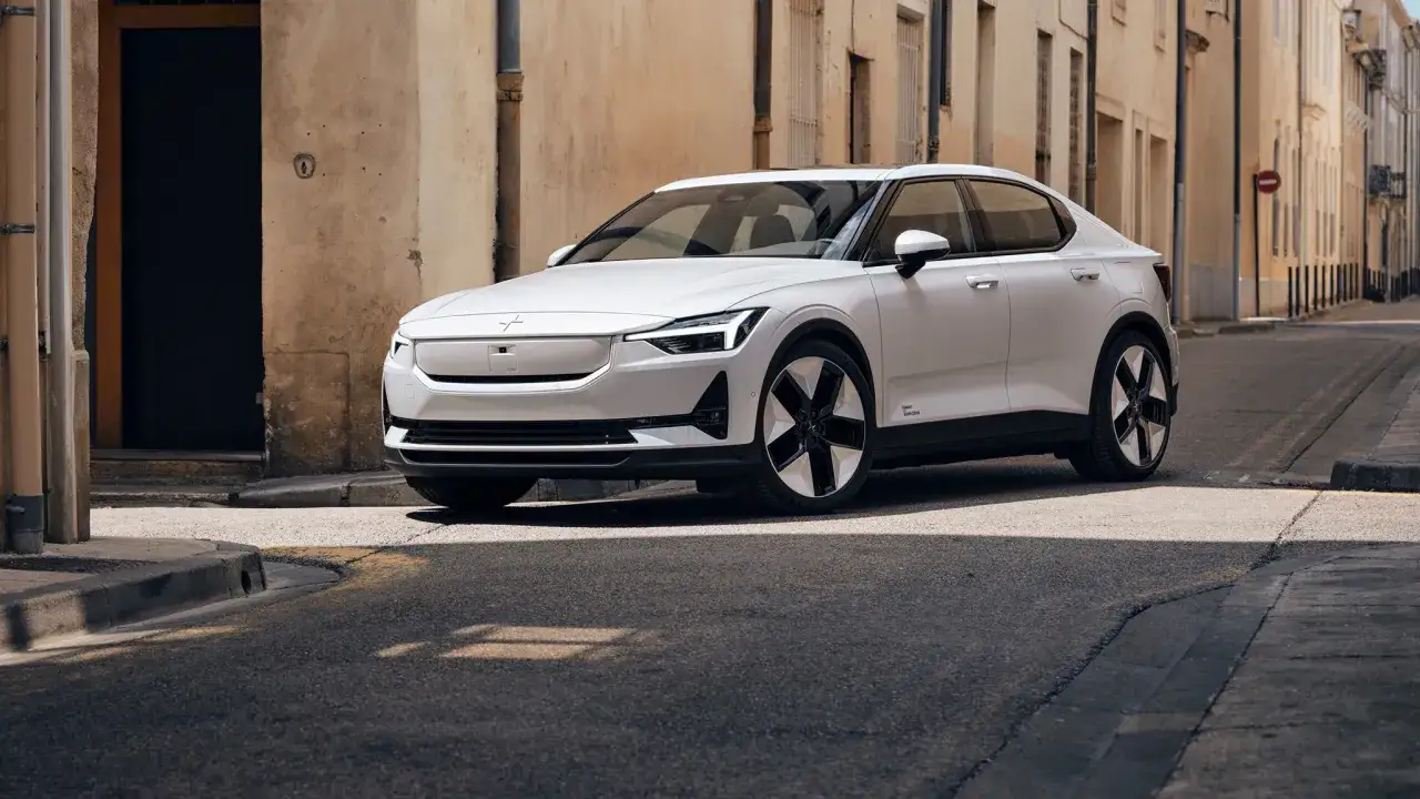 Biały samochód elektryczny na wąskiej uliczce. Czy to już przyszłość motoryzacji w Polsce? #zeekrpolska