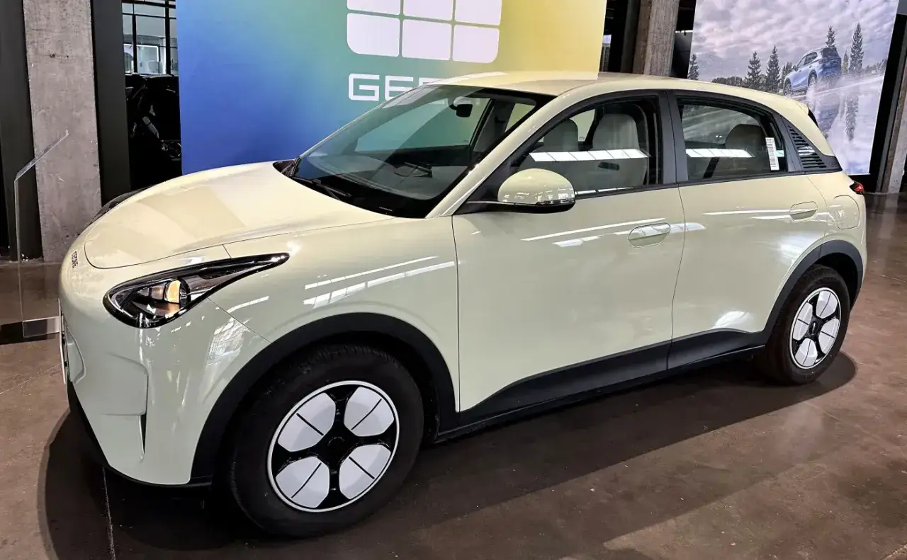 Jasnożółty suv elektryczny z czarnymi akcentami i futurystycznymi felgami. Idealny do miejskiej dżungli.